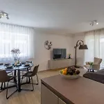 1 Bedroom Beautiful In Διαμέρισμα