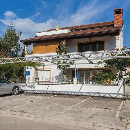 1 Bedroom Beautiful In Apartment Porec