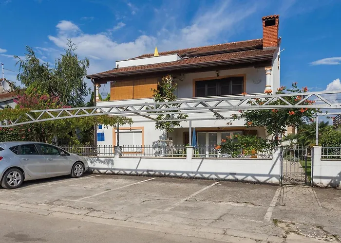 1 Bedroom Beautiful In Apartment Poreč